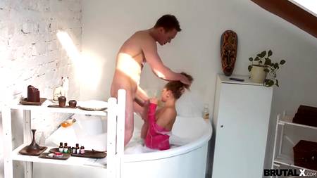 Красивая девушка полностью подчинилась своему парню