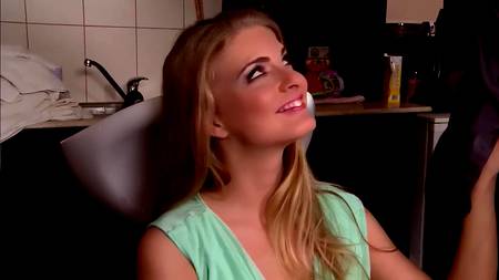 Две горячие блондиночки устроили групповуху с парнем