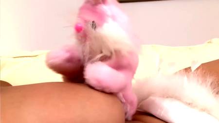 Красавица нежно мастурбирует свою влажную киску