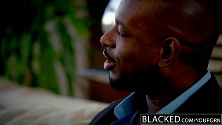 Обладательница шикарных сисек Peta Jensen страстно ебется с негром