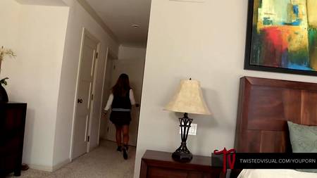 Длинноногая лесба грубо ебет в жопу молодую подругу с кляпом во рту