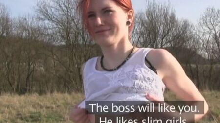 Парень раскрутил рыженькую сучку на жаркий секс в поле