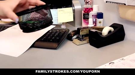 Начальник не против скрасить скучный рабочий день девушкой