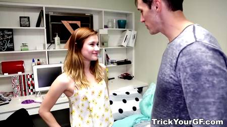 Русский паренек разнообразил интимную жизнь подруги