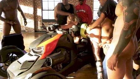 Крепкие негритосы устроили ганг банг для похотливой блондинке