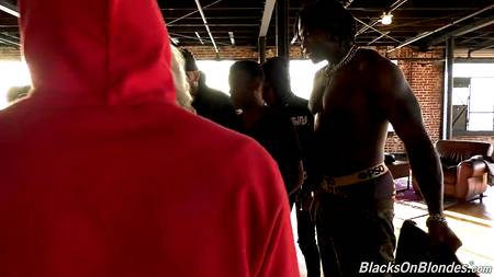 Крепкие негритосы устроили ганг банг для похотливой блондинке
