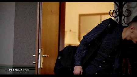 Красивый секс втроем с обворожительными молодыми девушками