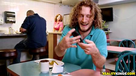 Клиент отодрал на работе зрелую официантку с пышными сиськами