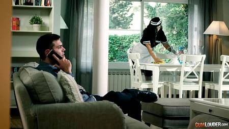 Поймал горничную на краже и за это жестко трахнул огромным болтом