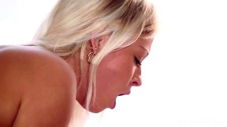 Красивое порно с ухоженной блондинкой с натуральными сиськами