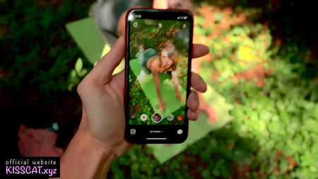 Красотка Kiss Cat отдалась парню в лесу и получила в рот вкусный камшот