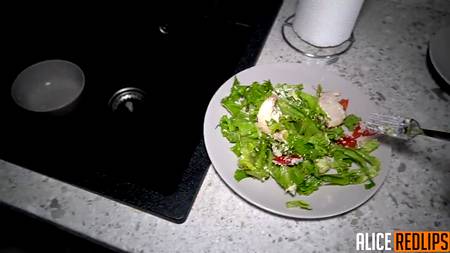 Мужчина ебет голубоглазую блондинку с желанием кончить ей в киску