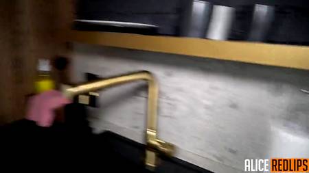 Мужчина ебет голубоглазую блондинку с желанием кончить ей в киску