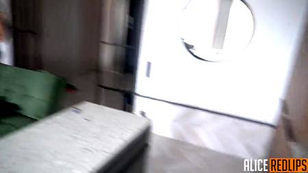 Мужчина ебет голубоглазую блондинку с желанием кончить ей в киску