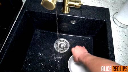 Мужчина ебет голубоглазую блондинку с желанием кончить ей в киску