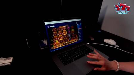 Рыжеволосая русская краля ублажает самца минетом и узеньким влагалищем