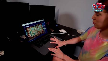 Рыжеволосая русская краля ублажает самца минетом и узеньким влагалищем