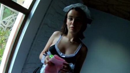 Русская домработница прыгает на фаллосе хозяина за деньги