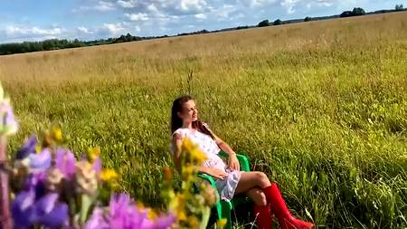 Пацан шлепает по заднице любимой во время секса на природе