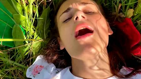 Пацан шлепает по заднице любимой во время секса на природе