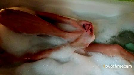 Лучшее домашнее порно в ванной при свечах с горячей девушкой