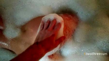 Лучшее домашнее порно в ванной при свечах с горячей девушкой