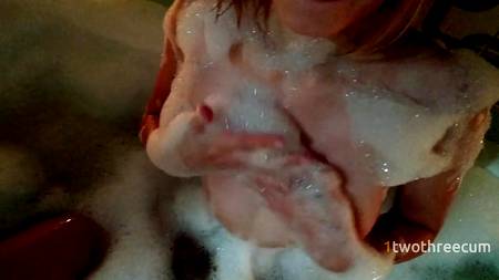 Лучшее домашнее порно в ванной при свечах с горячей девушкой