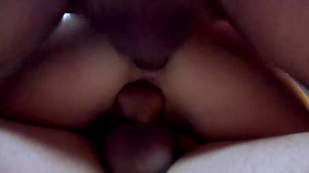 Потекло молоко из сисек во время двойного проникновения пылких мужиков