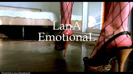 Роскошная блондинка послушно дает в попку ловеласу с толстым болтом