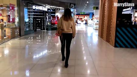 Русская няша старательно сосет в примерочной магазина