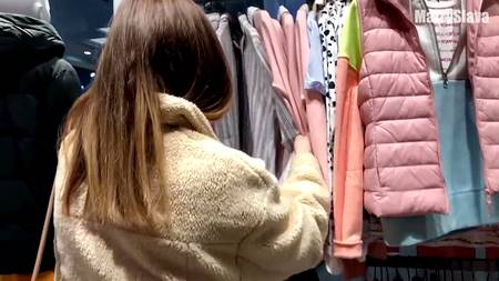 Русская няша старательно сосет в примерочной магазина