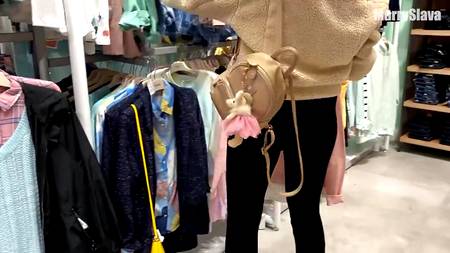 Русская няша старательно сосет в примерочной магазина