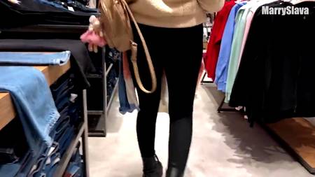 Русская няша старательно сосет в примерочной магазина