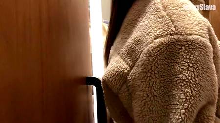 Русская няша старательно сосет в примерочной магазина