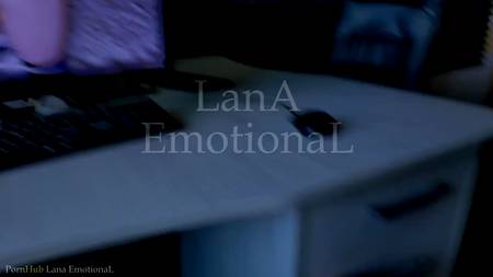 Голубоглазая блондинка прыгает жопой на члене парня от первого лица