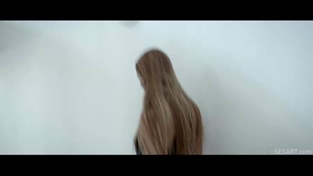 Стройная телка пошалила с вибратором, а после запрыгнула на хуй парня