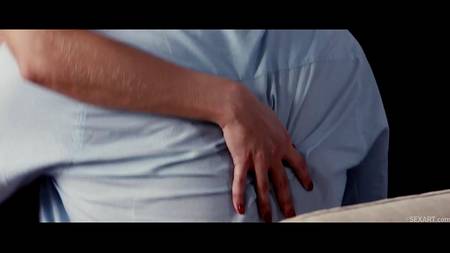 Красивая девушка с натуральными сиськами большого размера наслаждается сексом