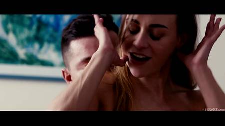 Красивая девушка с натуральными сиськами большого размера наслаждается сексом