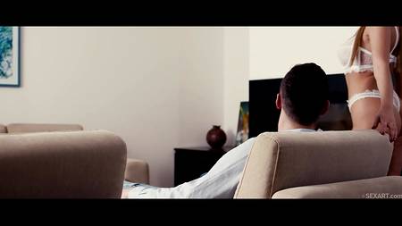 Красивая девушка с натуральными сиськами большого размера наслаждается сексом