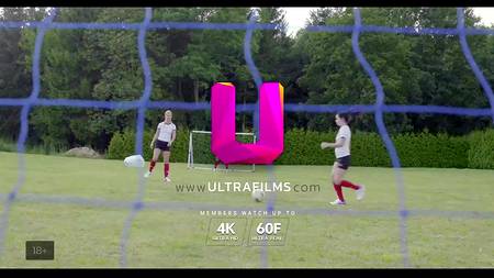 Тренер отмел на поле футбольную команду молодых девушек