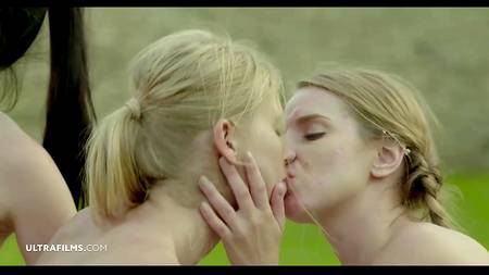 Тренер отмел на поле футбольную команду молодых девушек