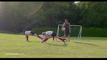 Тренер отмел на поле футбольную команду молодых девушек