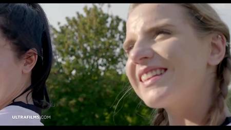 Тренер отмел на поле футбольную команду молодых девушек