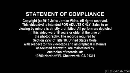 Два мужика жестко трахают загорелую шлюшку с огромными дойками