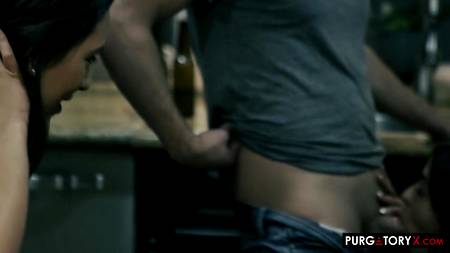 Горячая оргия на кухонном столе с безотказными красивыми брюнетками