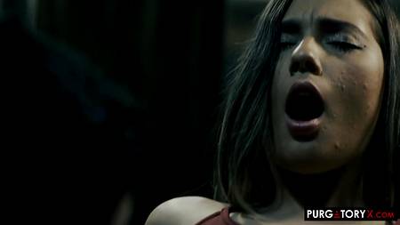 Горячая оргия на кухонном столе с безотказными красивыми брюнетками