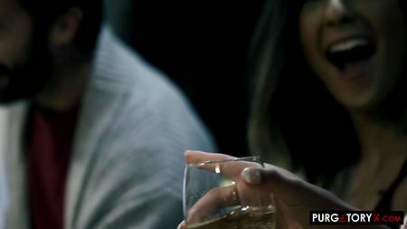 Горячая оргия на кухонном столе с безотказными красивыми брюнетками