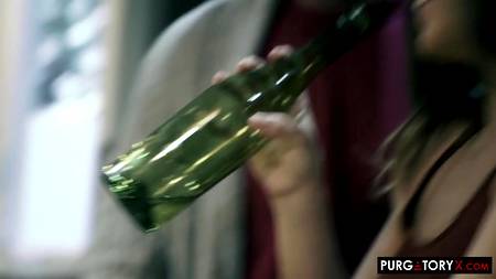 Горячая оргия на кухонном столе с безотказными красивыми брюнетками