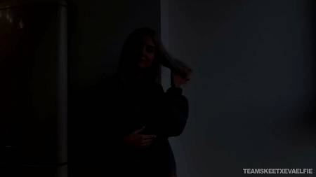 Пышногрудая русская блондинка прыгает на хую парня от первого лица