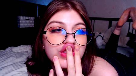 Няшная телка доставляет оральной удовольствие парню перед вебкой